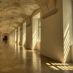 Dieser wunderschöne Gang führt zu den barocken Räumen