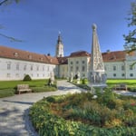 Ein Hauch von Erhabenheit und Reichtum des Geistes weht von den altehrwürdigen Mauern.