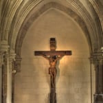 Ein wunderschön geschnitztes Kruzifix im Kreuzgang