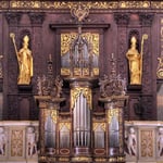 Schmuck stammt von Michael Schmidt. Durch ihr originales Spielwerk gehört die Festorgel zu den bedeutendsten Musikdenkmälern Europas.