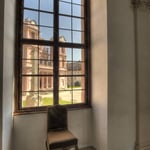 Ein Blick aus der ersten Etage auf die Stiftskirche