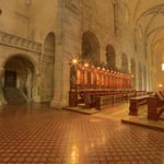 Orgelprospekt mit Stiegenaufgang in den Klosterbereich