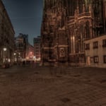 Der Stephansplatz mit Mesnerhaus und Taufkapelle rechts im Bild und dem Churhaus links