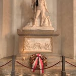 Das Grabdenkmal von Andreas Hofer, der 1823 als Führer des Tiroler Freiheitskampfes dort beigesetzt wurde.