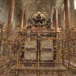 Der zum Hauptalter hin knieende Maximilian überragt auch aus Bronze gegossene Figuren, die die vier »Kardinaltugenden« darstellen.