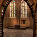 Das Brunnenhaus enthält den berühmten siebenarmigen Leuchter, der aus der Bauzeit der Kirche stammt.