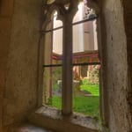 Blick aus dem Kreuzgang in den Innenhof.