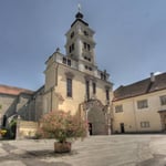 Ein Blick über den weitläufigen Hof auf die größte Kirche Niederösterreichs