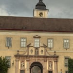Das Haupttor des Stiftes mit Blick auf die frühgotische Portalnische der Kirche