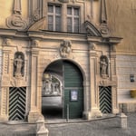 Ein Blick durch das Tor der »neuen« Pforte in den Innenhof