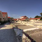 Carnuntum Petronell: großer Hof mit Grundmauern