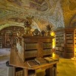 Die prunkvolle Stiftsbibliothek mit wertvollsten Büchern aus mehreren Jahrhunderten ist durch Fensterfolien lichtgeschützt.