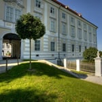 Die Südfassade des Stiftes