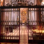 Die ehemalige dreischiffige Basilika mit Querhaus wurde im 17. Jahrhundert zu einer »Saalkirche« umgebaut.