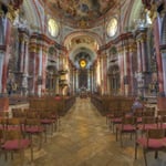 Die Kirche ist der zentrale Raum der barocken Klosteranlage und verbindet den Mönchstrakt im Süden mit dem Gäste- und Verwaltungstrakt im Norden.