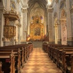 Das Zentrum der Klosteranlage bildet die dreischiffige Stiftskirche Mariä Himmelfahrt mit dem Altmann-Altar, geschaffen von M. J. Schmidt (1773).