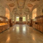 Die Sakristei stammt aus dem 17. Jahrhundert und zeichnet sich durch ihre hochwertigen Barockfresken aus.