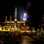 Vorweihnachtlicher Blick auf das Rathaus vom Ring aus gesehen