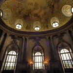 Bild rechts: Höhepunkt der Kaiserzimmer ist der Marmorsaal, der bei Abbruch der Bauarbeiten 1740 noch ein Rohbau war.