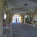 Die Klosterpforte vermittelt den Eindruck von Schutz und Geborgenheit.