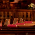 »Gottes Lob«-Gebetsbücher in der Nachmittagssonne