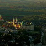 Abendlicher Blick vom Leopoldsberg auf die Stadt Klosterneuburg, das Stift, die Donau und die ausgedehnten Donauauen.