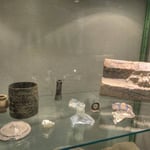 Im Refektorium, dem Speisesaal eines Klosters, wo bei der Einnahme des Essens geistliche Texte vorgelesen werden, sind in Glasvitrinen einige Funde aus dem freigelegten Kloster zu sehen.