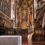 Den Tabernakel bekrönt der österreichische Erzherzogshut.