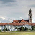 Die repräsentativste Zufahrt zum Stift liegt an der Nordseite.