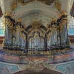 Das große Orgelwerk stammt von Anton Pfliegler aus Wien (von ihm stammt z. B. auch die Chororgel im Stift Klosterneuburg). Es wurde 1773 vollendet.