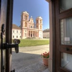 Ein Blick von der Klosterpforte aus über den Klosterhof: Eine 14stufige, breit geschwungene Freitreppe führt zur Stiftskirche mit ihren zwei Türmen.