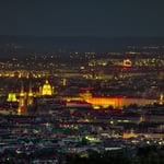 Vom Cobenzl aus schauen wir auf die Innenstadt: das langgestreckte Gebäude rechts ist die Nationalbibliothek am Heldenplatz, links davon die Karlskirche, rechts das Rathaus. Achtung: Die Perspektive täuscht!
