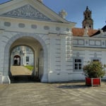 Der erste Torbogen zum Vorwerk