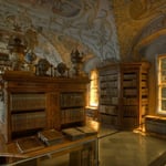 Die prunkvolle Stiftsbibliothek mit wertvollsten Büchern aus mehreren Jahrhunderten ist durch Fensterfolien lichtgeschützt.