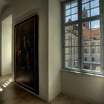 Blick über den Innenhof auf die Stiftskirche