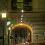 Durch den Torbogen der Reitschule sieht man über die Reitschulgasse bis zur Staatsoper