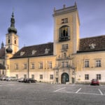 Die Kreuzkirche (l.) und die »neue« Pforte