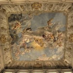 Die Kaiserstiege wird von einem Deckenfresco von Paul Troger gekrönt, das die Apotheose Karl VI. zeigt (d.h. die Erhebung eines Menschen zu einem Gott oder Halbgott)..