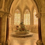 Bild links: das Brunnenhaus (1295), im Mittelalter die einzige Wasserquelle der gesamten Klosteranlage.