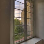 Ein Blick auf die Rückseite der Bibliothek.