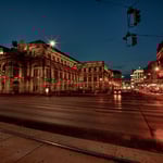 Die Staatsoper mit einem Blick auf die Kärntner Straße