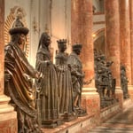 In Wiener Neustadt – wo sich Maximilians eigentliches Grabmal befindet – konnten die Bronzefiguren nicht aufgestellt werden, da sie viel zu schwer waren, vom Kirchenboden nicht getragen werden konnt