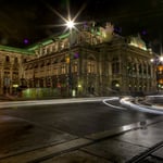 Die Staatsoper von der Kreuzung Ring/Operngasse aus gesehen