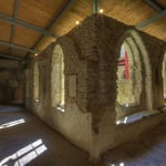 Der teilweise restaurierte Kreuzgang des »Alten Klosters«, der den Klostergarten mit Waldviertler Pflanzen umfaßt.