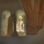 Ein romanisches Fenster im Kapitelsaal, der an den Kreuzgang anschließt.