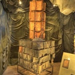 Der repräsentative und wunderschöne Kachelofen datiert in die Zeit um 1480 und wird originalgetreu wiederaufgebaut