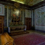 In der Chorkapelle treffen einander die Mitglieder der Gemeinschaft des Hauses am Morgen, zu Mittag und am Abend zum Gebet