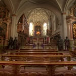 ... , wurde aber 1755 durch einen Altar nach dem Entwurf des Wiener Hofarchitekten Nicolaus Pacassi ersetzt.