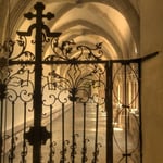 Schmiedeeisernes Gitter vor dem Zugang zum Kreuzgang