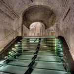 Nach dem Tod Kaiser Karls VI. wurde die Bautätigkeit 1740 eingestellt. In dieser Zeit nur grob verputzte Gewölbegänge werden heute für Ausstellungen genutzt.